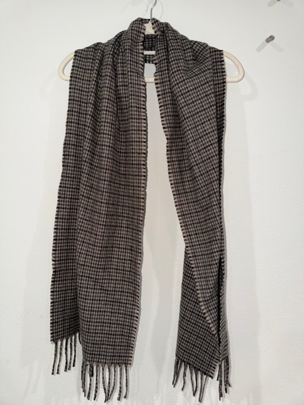 H&M Black and Cream Houndstooth Fringe Scarf
